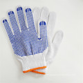 String en tricot avec des gants en coton